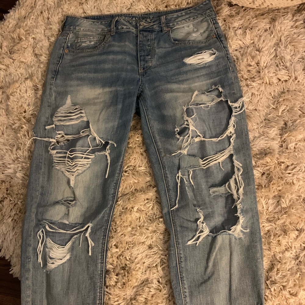 Light wash baggy American eagle jeans with rips